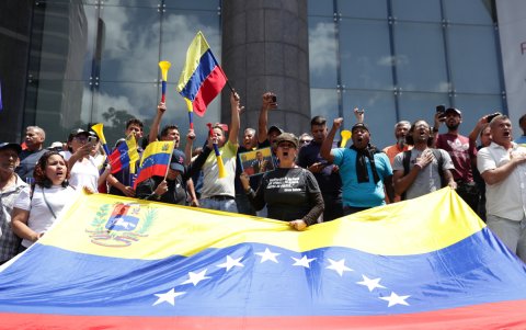 Ciudadanos asisten a una manifestación de apoyo al candidato a la presidencia de Venezuela Edmundo González Urrutia este martes.