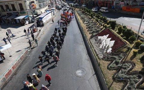 Integrantes de organizaciones gremiales y transportistas participan en una marcha exigiendo dólares y combustibles este martes, en La Paz (Bolivia).