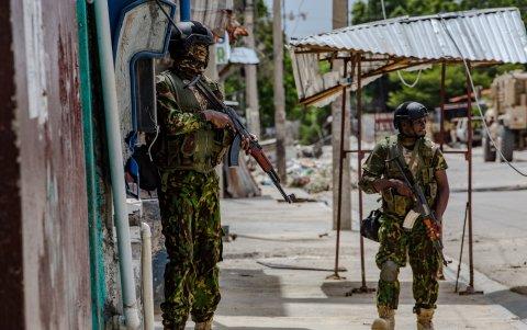 Policías kenianos hacen un recorrido por un sector de Puerto Príncipe, tras el ataque contra el primer ministro haitiano, Garry Conille.