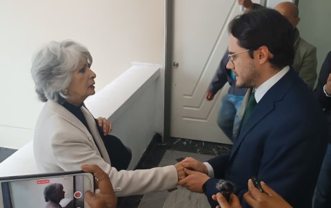 Sonia Salamea, madre de la víctima, recibió la noticia fuera de la sala de audiencia y espera que este sea el último intento de evadir la justicia por parte del femicida de su hija.