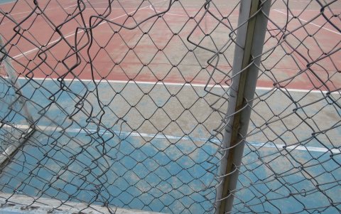 En algunas canchas deportivas de Riobamba es evidente el deterioro de su infraestructura.