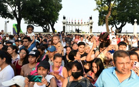 Decenas de familias llenaron las calles del centro durante el feriado, la peatonalización fuer para muchos una decisión acertada.