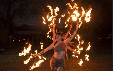 Como parte del evento, hubo una recreación de las danzas ancestrales, con el fuego como complemento.