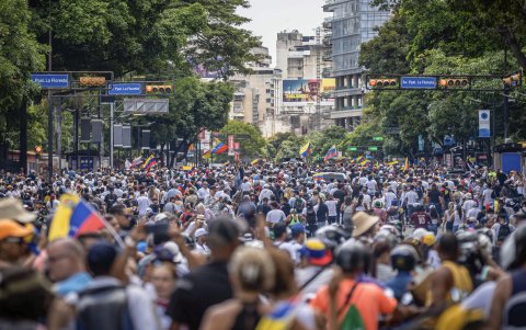 Ciudadanos asisten a una manifestación de apoyo al candidato a la presidencia de Venezuela Edmundo González Urrutia, en la sede de la ONU en Caracas (Venezuela).