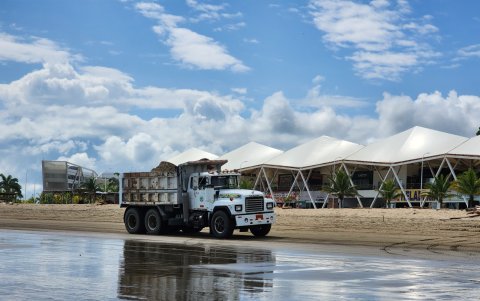 Dos derrames de crudo contaminaron la playa Las Palmas de Esmeraldas