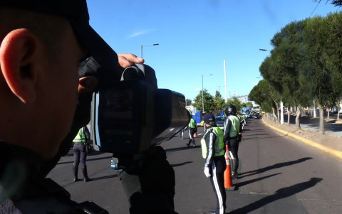 Los agentes se ubicaron en la av. Quitumbe Ñan. Desde allí verificaron, mediante un cinemómetro, que los vehículos no superen el límite de 50 km/h.