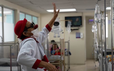 Los voluntarios llevan intervenciones lúdicas a los hospitales.