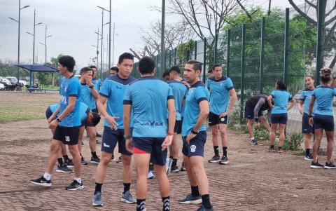 Los árbitros de fútbol de las diversas categorías del Guayas en sesión de entrenamiento matutino en el Parque Samanes. Entre ellos el réferi internacional Guillermo Guerrero (d).