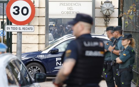 Agentes de la Guardia Civil y la Policía Nacional montan guardia en el exterior del Palacio de la Moncloa poco antes de la llegada del juez Juan Carlos Peinado.