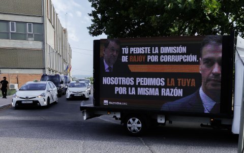 Un camión de Hazte Oír acude a la concentración con motivo de la toma de declaración como testigo del presidente del Gobierno, Pedro Sánchez.