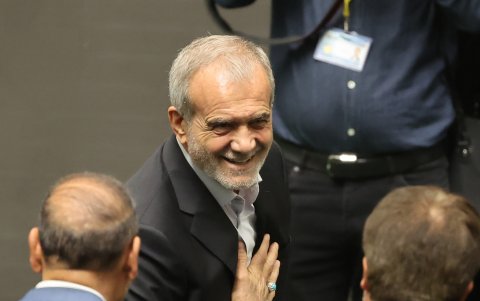 El presidente electo iraní, Masoud Pezeshkian, llega antes de la ceremonia de juramento como nuevo presidente en el parlamento iraní en Teherán, Irán, el 30 de julio de 2024.