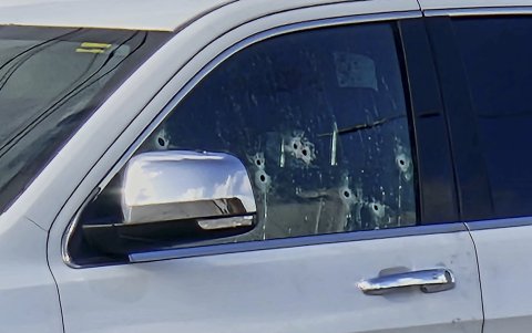 Foto de impactos de bala en la ventana de un vehículo el que se transportaba el presidente de la Fecanaco, Julio Almanza Armas, este martes en Matamoros (México).