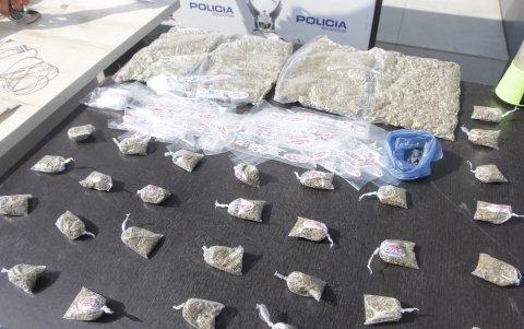 Entre las evidencias constan las 81 cámaras, varias fundas con marihuana, un revólver, municiones, uniformes de guardias de seguridad, entre otros objetos.