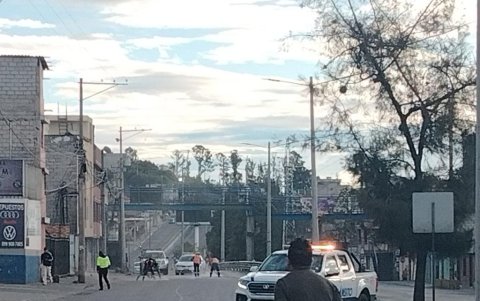 El paso se cerró en la av. Mariscal Sucre, tras el choque de un patrullero.