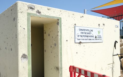 Puerta del refugio antiaéreo al que se dirigían los 12 niños fallecido.