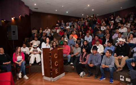 Luisa González, intervino en la convención a la que también asistieron Andrés Arauz, Natasha Rojas, Leonidas Iza, tras el llamado de organizaciones sociales para unir a partidos y movimientos de izquierda.