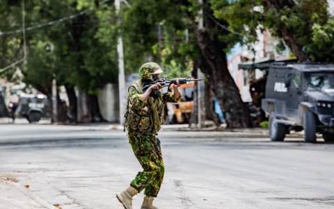 Un policía keniano vigila luego de un ataque al primer ministro haitiano, Garry Conille, este lunes en Puerto Príncipe (Haití).