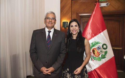 QUITO. Los anfitriones, el embajador Eduardo Zeballos y su esposa, Yolanda Flores.