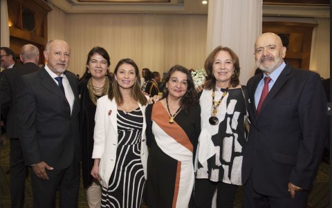 QUITO. Iván Paredes, Julia Ortega, Kharen Galarza, Sonia Oliveira, María Elena Machuca y Max Rosero.