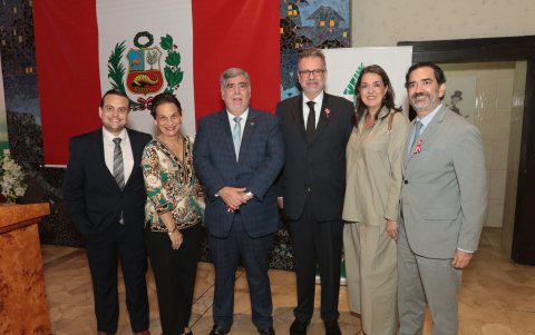 GUAYAQUIL. Luis Molestina, Laura Villanueva, Francisco Jarrín, José Ignacio Mariátegui, Caterina Costa de García y Luis Eduardo García.