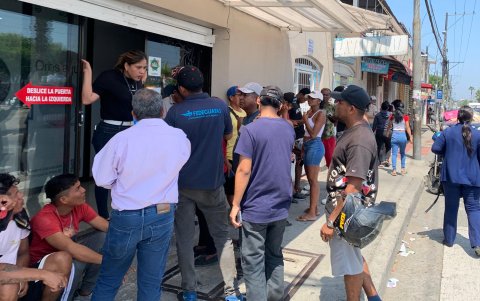 Interesados. Personas hacían fila en una oficina de la frma, en Samanes.