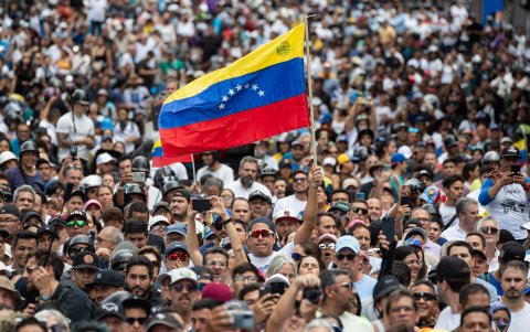 Ciudadanos asisten a una manifestación de apoyo al candidato a la presidencia de Venezuela Edmundo González Urrutia este martes, en Caracas (Venezuela).