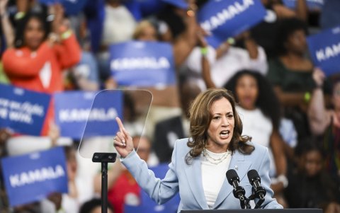 La vicepresidenta de EE. UU., Kamala Harris, habla durante un mitin de campaña en el Georgia State Convocation Center en Atlanta, Georgia, EE. UU., el 30 de julio de 2024.