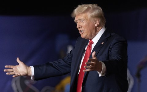 El ex presidente estadounidense Donald J. Trump llega para celebrar un mitin en New Holland Arena en Harrisburg, Pensilvania, EE.UU., el 31 de julio de 2024.