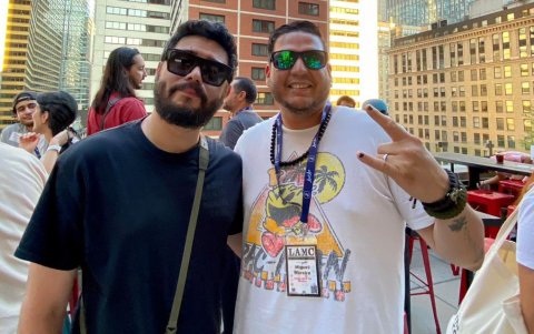 El bajista de Libélula, Miguel Moreira, con el productor Trooko, quien trabajó con Residente, ex Calle 13. Uno de los contactos que la banda hizo en el LAMC 2024.