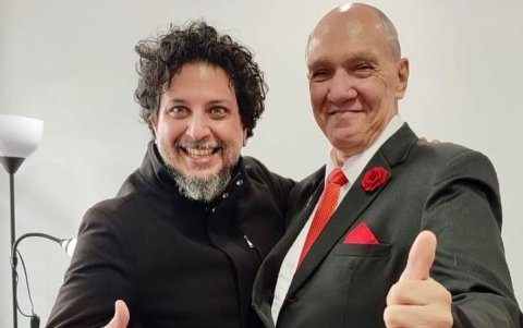 El vocalista de Libélula, Gustavo García, coincidió con Hugo Barceló, guitarrista de Los Iracundos, en el programa Rock and Bowl (Wuan+).