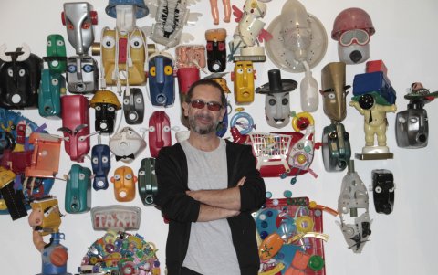 Gamboa es licenciado en Artes, artista plástico y docente universitario. Ha participado en más de cincuenta exhibiciones.