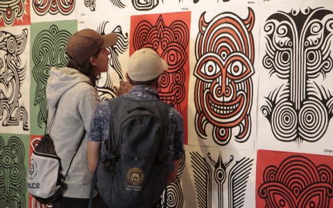 La sala está dividida en series, que marcan la evolución del artista.