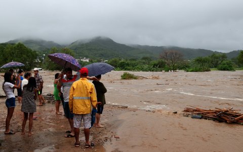La imagen muestra las inundaciones por la llegada de una tormenta en el balneario de Acapulco, estado de Guerrero (México).