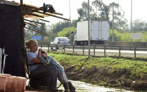 Ruth, de 31 años y su hijo que viven en la orilla de la BR-290, una de las principales carreteras de Río Grande do Sul (Brasil).