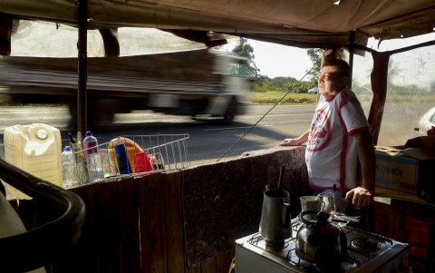 Nelson da Silva Gomes, viviendo al lado de la BR-290, una de las principales carreteras de Río Grande do Sul (Brasil).