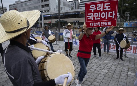 Con pancartas que dicen 