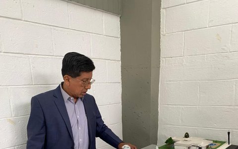 El docente y arquitecto Brick Reyes durante la exhibición de los trabajos en la facultad.