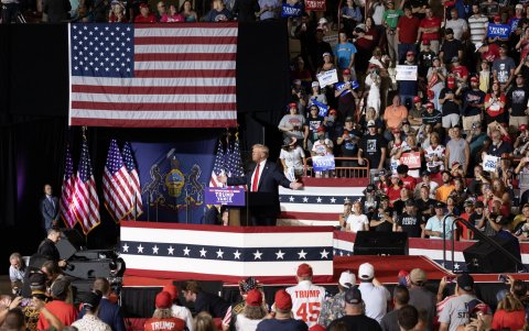 El ex presidente estadounidense Donald J. Trump (C) celebra un mitin en el New Holland Arena de Harrisburg, Pensilvania, EE. UU., el 31 de julio de 2024.