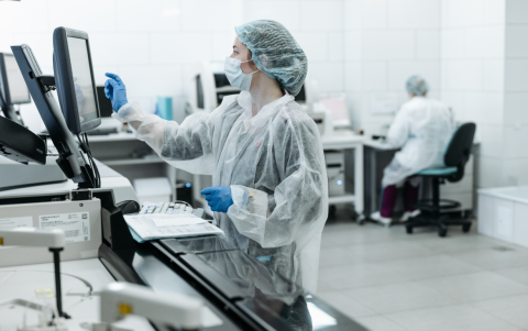 A pesar de su riesgo moderado, la nueva variante presenta una mayor porcentaje de contagios en relación a al tiempo de exposición con los virus.