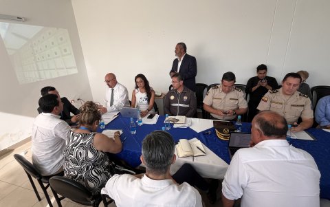 Fiscalización. El director de Medicina Legal y el representante de un cementerio afirmaron que sí se colocan más de un cuerpo en un nicho.