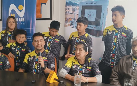 Doña Eulalia (d) y Nico (i), mamá e hijo de Pintado, junto a varios vecinos.