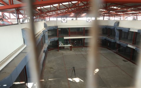 La prisión tiene forma de un semi rectángulo y las celdas están encontradas, para evitar la privacidad de los convictos.