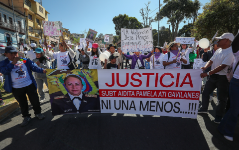 Integrantes de organizaciones feministas protestan afuera del Ministerio de Defensa en Quito (Ecuador), para exigir justicia por el presunto feminicidio de la subteniente Aidita Ati.