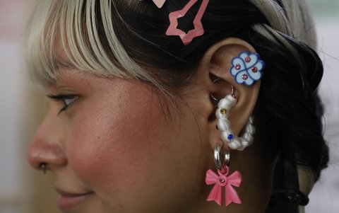 Una mujer usa varios accesorios de la marca Filamental fabricados con bioplástico derivado del maíz.