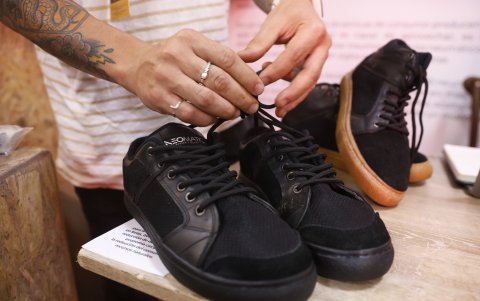 El director creativo de Neomatic, Juan Colmenares, organiza zapatos con partes de neumaticos de bicicleta.