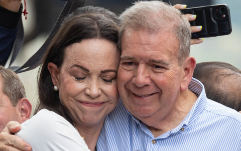 La líder opositora venezolana María Corina Machado (i) abraza al candidato a la presidencia de Venezuela Edmundo González Urrutia.