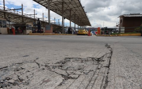 Daños son visibles en el mobiliario y la calzada de la terminal.