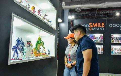 Aficionados también exhiben sus colecciones.