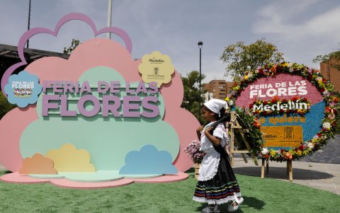 Una niña silletera durante el lanzamiento de la Feria de las Flores 2024 en Medellín (Colombia).
