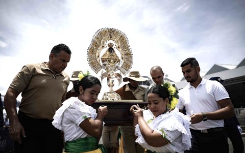 Varias personas participan de la romería anual a la Virgen de los Ángeles, la patrona de Costa Rica.
